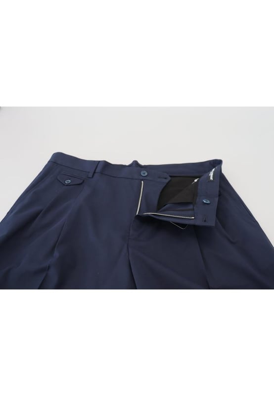 100% authentischen Dolce & Gabbana Shorts  
Chino-Stil mit regulärer Passform  
Blaue Farbe  
Hergestellt aus 89% Baumwolle, 9% Seide und 2% Elasthan  
Zwei vordere und zwei hintere Taschen  
Logo-Details  
Hergestellt in Italien  
Material: 89% Baumwolle, 9% Seide, 2% Elasthan