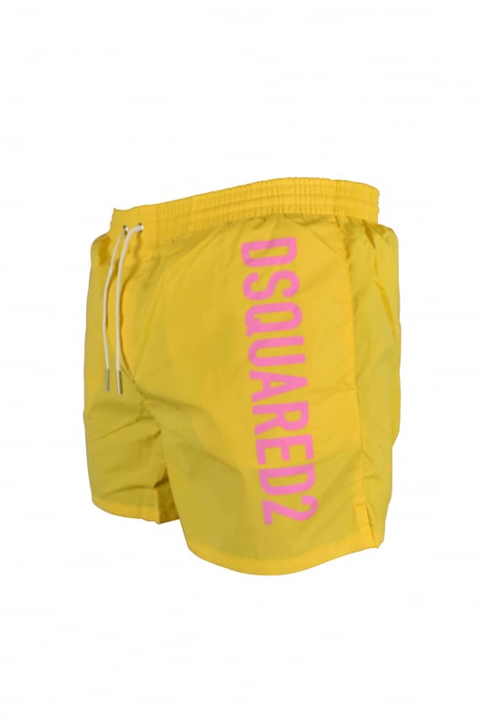Shorts de baño amarillos en nylon Dsquared2.Logotipo impreso en el lado rosa.Bolsillos con aberturas laterales.Cintura elástica con cordón interior.Cordón de ajuste blanco.Forro de malla.Composición: 92% poliamida - 8% elastán.Made in Italy.