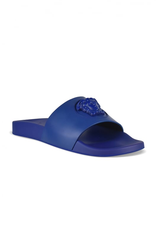 Chanclas Versace La Medusa en piel azul real.Medusa en relieve.Puntera redonda abierta.Suela de goma.Made in Italy.