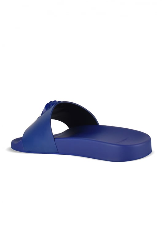 Chanclas Versace La Medusa en piel azul real.Medusa en relieve.Puntera redonda abierta.Suela de goma.Made in Italy.