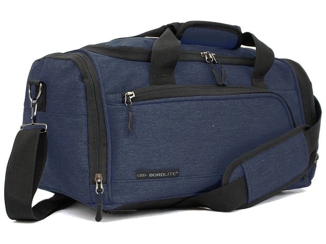 Bolsa de viaje Holdall Carry On 40x 20 x 25 cm debajo del asiento para Ryanair, Easy Jet COMPATIBLE CON RYANAIR: diseñada específicamente para cumplir con los requisitos de equipaje de mano gratuito de Ryanair, lo que le ayuda a evitar cargos por equipaje adicional. También aprobada para cabina por otras aerolíneas importantes como British Airways, Emirates, Lufthansa, Virgin Atlantic, KLM y más. APROBADO PARA CABINA PARA LA MAYORÍA DE LAS AEROLÍNEAS: aprobado para uso en cabina con las principales aerolíneas, incluidas British Airways, Ryanair, EasyJet, Emirates, Jet2, KLM, Virgin Atlantic y otras. FIJACIÓN SEGURA: la correa trasera se ajusta de forma segura sobre cualquier asa telescópica de maleta. Simplemente suelte la tira de velcro y deslice la correa sobre el asa para un ajuste perfecto. ULTRALIGERA: hecha de material de poliéster ligero, esta bolsa pesa solo 350 g, lo que le permite maximizar su capacidad de empaque. CORREA DE HOMBRO AJUSTABLE: La correa ajustable para el hombro se puede extender hasta 105 cm (41 pulgadas) para un ajuste personalizado. DIMENSIONES: Alto: 20 cm | Ancho: 40 cm | Fondo: 25 cm. Capacidad: 20 litros.
