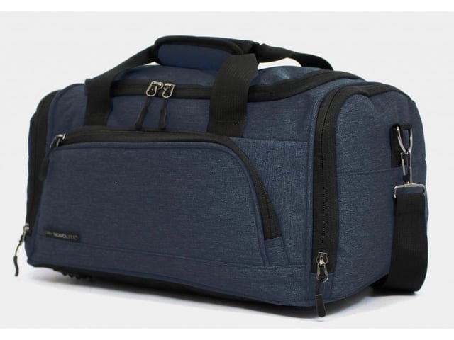 Bolsa de viaje Holdall Carry On 40x 20 x 25 cm debajo del asiento para Ryanair, Easy Jet COMPATIBLE CON RYANAIR: diseñada específicamente para cumplir con los requisitos de equipaje de mano gratuito de Ryanair, lo que le ayuda a evitar cargos por equipaje adicional. También aprobada para cabina por otras aerolíneas importantes como British Airways, Emirates, Lufthansa, Virgin Atlantic, KLM y más. APROBADO PARA CABINA PARA LA MAYORÍA DE LAS AEROLÍNEAS: aprobado para uso en cabina con las principales aerolíneas, incluidas British Airways, Ryanair, EasyJet, Emirates, Jet2, KLM, Virgin Atlantic y otras. FIJACIÓN SEGURA: la correa trasera se ajusta de forma segura sobre cualquier asa telescópica de maleta. Simplemente suelte la tira de velcro y deslice la correa sobre el asa para un ajuste perfecto. ULTRALIGERA: hecha de material de poliéster ligero, esta bolsa pesa solo 350 g, lo que le permite maximizar su capacidad de empaque. CORREA DE HOMBRO AJUSTABLE: La correa ajustable para el hombro se puede extender hasta 105 cm (41 pulgadas) para un ajuste personalizado. DIMENSIONES: Alto: 20 cm | Ancho: 40 cm | Fondo: 25 cm. Capacidad: 20 litros.