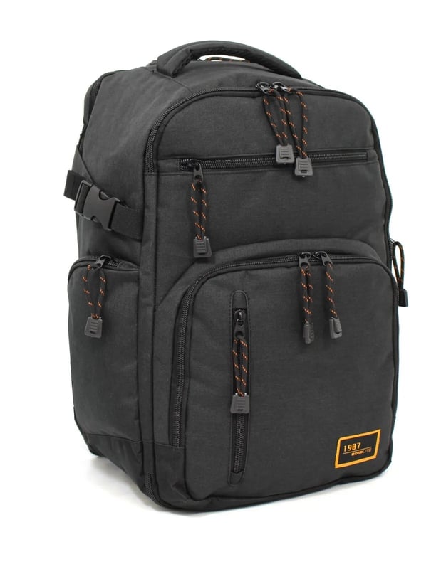 Mochila de cabina de 40 x 20 x 25 cm para Ryanair y Easy Jet. Mochila Mochila 40x20x25 cm Bolsa de viaje debajo del asiento para Easy Jet, Ryanair · MOCHILA HOMOLOGADA PARA CABINA DE RYANAIR: nuestras maletas de cabina tienen el tamaño perfecto para permitir el equipaje de mano gratuito en las principales aerolíneas como Ryanair, EasyJet, British Airways, Etihad, Emirates y más. Con unas medidas de 40x20x25 cm, esta bolsa debajo del asiento ofrece una espaciosa capacidad de 20 L con un peso de tan solo 625 g, lo que hace que viajar sea sencillo y sin estrés con una amplia compatibilidad con las aerolíneas. · DISEÑO ESPACIOSO Y CÓMODO: el espacioso compartimento principal se abre como una maleta e incluye correas elásticas interiores para mantener sus artículos seguros. Los dos bolsillos interiores con cremallera ayudan a organizar las pertenencias más pequeñas, y un asa superior incorporada facilita el viaje, lo que convierte a esta mochila en una compañera ideal. · ALMACENAMIENTO ORGANIZADO Y SEGURO: mantenga sus objetos de valor seguros con un compartimento trasero acolchado antirrobo para computadora portátil. La mochila también cuenta con dos bolsillos laterales con cremallera y tres bolsillos frontales, que ofrecen amplio espacio para tu pasaporte, billetera, iPad, libretas, bolígrafos, teléfono y más. · PERFECTA PARA VIAJES CORTOS O LARGOS: Diseñada con correas de hombro gruesas y suaves y acolchado de espuma, esta mochila garantiza la máxima comodidad. Desliza fácilmente la correa de equipaje sobre el asa de tu maleta para navegar por los aeropuertos con facilidad. Su diseño estructurado, con acolchado en todos los lados, mantiene la mochila en su forma, ya sea vacía o completamente cargada. · VIAJA CON COMODIDAD Y FACILIDAD: Ideal tanto para escapadas cortas como para viajes largos, esta mochila ofrece la máxima comodidad con correas de hombro acolchadas y soporte para la espalda. Deslízate sin esfuerzo por los aeropuertos sujetándola al asa de tu maleta, asegurando una experiencia de viaje suave y sin estrés. DIMENSIONES: 40 x 20 x 25 cm | Capacidad: 20 L | Peso: 650 g