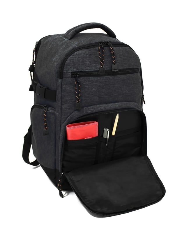 Mochila de cabina de 40 x 20 x 25 cm para Ryanair y Easy Jet. Mochila Mochila 40x20x25 cm Bolsa de viaje debajo del asiento para Easy Jet, Ryanair · MOCHILA HOMOLOGADA PARA CABINA DE RYANAIR: nuestras maletas de cabina tienen el tamaño perfecto para permitir el equipaje de mano gratuito en las principales aerolíneas como Ryanair, EasyJet, British Airways, Etihad, Emirates y más. Con unas medidas de 40x20x25 cm, esta bolsa debajo del asiento ofrece una espaciosa capacidad de 20 L con un peso de tan solo 625 g, lo que hace que viajar sea sencillo y sin estrés con una amplia compatibilidad con las aerolíneas. · DISEÑO ESPACIOSO Y CÓMODO: el espacioso compartimento principal se abre como una maleta e incluye correas elásticas interiores para mantener sus artículos seguros. Los dos bolsillos interiores con cremallera ayudan a organizar las pertenencias más pequeñas, y un asa superior incorporada facilita el viaje, lo que convierte a esta mochila en una compañera ideal. · ALMACENAMIENTO ORGANIZADO Y SEGURO: mantenga sus objetos de valor seguros con un compartimento trasero acolchado antirrobo para computadora portátil. La mochila también cuenta con dos bolsillos laterales con cremallera y tres bolsillos frontales, que ofrecen amplio espacio para tu pasaporte, billetera, iPad, libretas, bolígrafos, teléfono y más. · PERFECTA PARA VIAJES CORTOS O LARGOS: Diseñada con correas de hombro gruesas y suaves y acolchado de espuma, esta mochila garantiza la máxima comodidad. Desliza fácilmente la correa de equipaje sobre el asa de tu maleta para navegar por los aeropuertos con facilidad. Su diseño estructurado, con acolchado en todos los lados, mantiene la mochila en su forma, ya sea vacía o completamente cargada. · VIAJA CON COMODIDAD Y FACILIDAD: Ideal tanto para escapadas cortas como para viajes largos, esta mochila ofrece la máxima comodidad con correas de hombro acolchadas y soporte para la espalda. Deslízate sin esfuerzo por los aeropuertos sujetándola al asa de tu maleta, asegurando una experiencia de viaje suave y sin estrés. DIMENSIONES: 40 x 20 x 25 cm | Capacidad: 20 L | Peso: 650 g