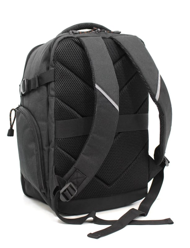 Mochila de cabina de 40 x 20 x 25 cm para Ryanair y Easy Jet. Mochila Mochila 40x20x25 cm Bolsa de viaje debajo del asiento para Easy Jet, Ryanair · MOCHILA HOMOLOGADA PARA CABINA DE RYANAIR: nuestras maletas de cabina tienen el tamaño perfecto para permitir el equipaje de mano gratuito en las principales aerolíneas como Ryanair, EasyJet, British Airways, Etihad, Emirates y más. Con unas medidas de 40x20x25 cm, esta bolsa debajo del asiento ofrece una espaciosa capacidad de 20 L con un peso de tan solo 625 g, lo que hace que viajar sea sencillo y sin estrés con una amplia compatibilidad con las aerolíneas. · DISEÑO ESPACIOSO Y CÓMODO: el espacioso compartimento principal se abre como una maleta e incluye correas elásticas interiores para mantener sus artículos seguros. Los dos bolsillos interiores con cremallera ayudan a organizar las pertenencias más pequeñas, y un asa superior incorporada facilita el viaje, lo que convierte a esta mochila en una compañera ideal. · ALMACENAMIENTO ORGANIZADO Y SEGURO: mantenga sus objetos de valor seguros con un compartimento trasero acolchado antirrobo para computadora portátil. La mochila también cuenta con dos bolsillos laterales con cremallera y tres bolsillos frontales, que ofrecen amplio espacio para tu pasaporte, billetera, iPad, libretas, bolígrafos, teléfono y más. · PERFECTA PARA VIAJES CORTOS O LARGOS: Diseñada con correas de hombro gruesas y suaves y acolchado de espuma, esta mochila garantiza la máxima comodidad. Desliza fácilmente la correa de equipaje sobre el asa de tu maleta para navegar por los aeropuertos con facilidad. Su diseño estructurado, con acolchado en todos los lados, mantiene la mochila en su forma, ya sea vacía o completamente cargada. · VIAJA CON COMODIDAD Y FACILIDAD: Ideal tanto para escapadas cortas como para viajes largos, esta mochila ofrece la máxima comodidad con correas de hombro acolchadas y soporte para la espalda. Deslízate sin esfuerzo por los aeropuertos sujetándola al asa de tu maleta, asegurando una experiencia de viaje suave y sin estrés. DIMENSIONES: 40 x 20 x 25 cm | Capacidad: 20 L | Peso: 650 g