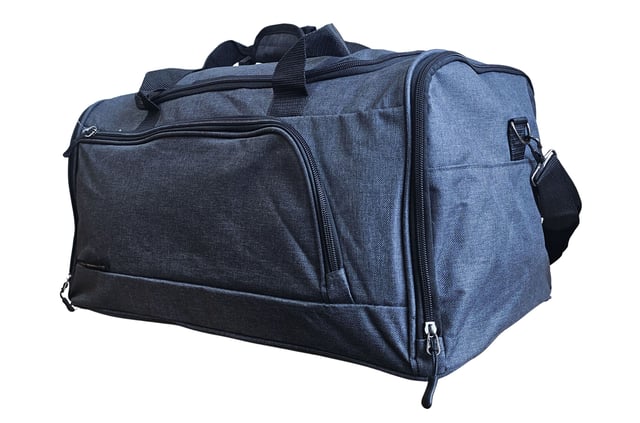 Bolso de mano grande para fin de semana, bolso de mano para cabina, bolso de viaje deportivo para gimnasio Bolso de mano grande para fin de semana, bolso de mano para cabina, bolso de deporte para gimnasio Este bolso de mano de viaje es la solución ideal para sortear las restricciones de vuelo. Fabricado con poliéster 600D duradero con amplio espacio para tus pertenencias, este bolso está diseñado para soportar los rigores de los viajes de vacaciones. CONQUISTA LAS RESTRICCIONES DE EMBALAJE DEL AEROPUERTO: diseñado cuidadosamente para cumplir con los requisitos de la mayoría de las aerolíneas principales, lo que garantiza un viaje sin complicaciones. CORREA AJUSTABLE DESMONTABLE: perfecta para transportar cargas más pesadas o para la comodidad de tener las manos libres. La cremallera doble de la solapa superior ofrece un acceso rápido y fácil. La correa se ajusta de 57 a 94 cm. 2 BOLSILLOS EXTERIORES: guarda cómodamente artículos esenciales como pasaportes, carteras, teléfonos o dinero en efectivo en estos bolsillos de fácil acceso. LIGERO Y DURADERO: hecho de poliéster 600D, este bolso es ligero y resistente, lo que proporciona mayor seguridad para tus pertenencias. BOLSA DE DEPORTE/GIMNASIO PERFECTA: Versátil para viajar, ideal también como bolsa de gimnasio o deportiva. Con su robusta construcción, amplio interior y bolsillos adicionales, esta bolsa está lista para cualquier aventura. DIMENSIONES Grande: Alto: 33 cm | Ancho: 50 cm | Fondo: 25 cm | Peso: 0,8 kg