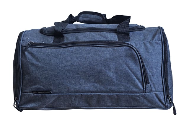 Bolso de mano grande para fin de semana, bolso de mano para cabina, bolso de viaje deportivo para gimnasio Bolso de mano grande para fin de semana, bolso de mano para cabina, bolso de deporte para gimnasio Este bolso de mano de viaje es la solución ideal para sortear las restricciones de vuelo. Fabricado con poliéster 600D duradero con amplio espacio para tus pertenencias, este bolso está diseñado para soportar los rigores de los viajes de vacaciones. CONQUISTA LAS RESTRICCIONES DE EMBALAJE DEL AEROPUERTO: diseñado cuidadosamente para cumplir con los requisitos de la mayoría de las aerolíneas principales, lo que garantiza un viaje sin complicaciones. CORREA AJUSTABLE DESMONTABLE: perfecta para transportar cargas más pesadas o para la comodidad de tener las manos libres. La cremallera doble de la solapa superior ofrece un acceso rápido y fácil. La correa se ajusta de 57 a 94 cm. 2 BOLSILLOS EXTERIORES: guarda cómodamente artículos esenciales como pasaportes, carteras, teléfonos o dinero en efectivo en estos bolsillos de fácil acceso. LIGERO Y DURADERO: hecho de poliéster 600D, este bolso es ligero y resistente, lo que proporciona mayor seguridad para tus pertenencias. BOLSA DE DEPORTE/GIMNASIO PERFECTA: Versátil para viajar, ideal también como bolsa de gimnasio o deportiva. Con su robusta construcción, amplio interior y bolsillos adicionales, esta bolsa está lista para cualquier aventura. DIMENSIONES Grande: Alto: 33 cm | Ancho: 50 cm | Fondo: 25 cm | Peso: 0,8 kg