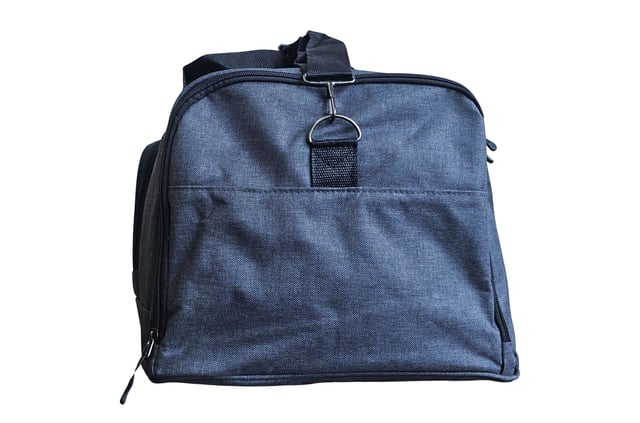 Bolso de mano grande para fin de semana, bolso de mano para cabina, bolso de viaje deportivo para gimnasio Bolso de mano grande para fin de semana, bolso de mano para cabina, bolso de deporte para gimnasio Este bolso de mano de viaje es la solución ideal para sortear las restricciones de vuelo. Fabricado con poliéster 600D duradero con amplio espacio para tus pertenencias, este bolso está diseñado para soportar los rigores de los viajes de vacaciones. CONQUISTA LAS RESTRICCIONES DE EMBALAJE DEL AEROPUERTO: diseñado cuidadosamente para cumplir con los requisitos de la mayoría de las aerolíneas principales, lo que garantiza un viaje sin complicaciones. CORREA AJUSTABLE DESMONTABLE: perfecta para transportar cargas más pesadas o para la comodidad de tener las manos libres. La cremallera doble de la solapa superior ofrece un acceso rápido y fácil. La correa se ajusta de 57 a 94 cm. 2 BOLSILLOS EXTERIORES: guarda cómodamente artículos esenciales como pasaportes, carteras, teléfonos o dinero en efectivo en estos bolsillos de fácil acceso. LIGERO Y DURADERO: hecho de poliéster 600D, este bolso es ligero y resistente, lo que proporciona mayor seguridad para tus pertenencias. BOLSA DE DEPORTE/GIMNASIO PERFECTA: Versátil para viajar, ideal también como bolsa de gimnasio o deportiva. Con su robusta construcción, amplio interior y bolsillos adicionales, esta bolsa está lista para cualquier aventura. DIMENSIONES Grande: Alto: 33 cm | Ancho: 50 cm | Fondo: 25 cm | Peso: 0,8 kg