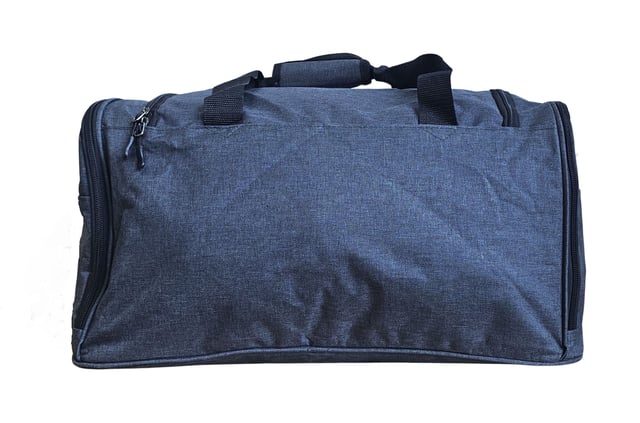 Bolso de mano grande para fin de semana, bolso de mano para cabina, bolso de viaje deportivo para gimnasio Bolso de mano grande para fin de semana, bolso de mano para cabina, bolso de deporte para gimnasio Este bolso de mano de viaje es la solución ideal para sortear las restricciones de vuelo. Fabricado con poliéster 600D duradero con amplio espacio para tus pertenencias, este bolso está diseñado para soportar los rigores de los viajes de vacaciones. CONQUISTA LAS RESTRICCIONES DE EMBALAJE DEL AEROPUERTO: diseñado cuidadosamente para cumplir con los requisitos de la mayoría de las aerolíneas principales, lo que garantiza un viaje sin complicaciones. CORREA AJUSTABLE DESMONTABLE: perfecta para transportar cargas más pesadas o para la comodidad de tener las manos libres. La cremallera doble de la solapa superior ofrece un acceso rápido y fácil. La correa se ajusta de 57 a 94 cm. 2 BOLSILLOS EXTERIORES: guarda cómodamente artículos esenciales como pasaportes, carteras, teléfonos o dinero en efectivo en estos bolsillos de fácil acceso. LIGERO Y DURADERO: hecho de poliéster 600D, este bolso es ligero y resistente, lo que proporciona mayor seguridad para tus pertenencias. BOLSA DE DEPORTE/GIMNASIO PERFECTA: Versátil para viajar, ideal también como bolsa de gimnasio o deportiva. Con su robusta construcción, amplio interior y bolsillos adicionales, esta bolsa está lista para cualquier aventura. DIMENSIONES Grande: Alto: 33 cm | Ancho: 50 cm | Fondo: 25 cm | Peso: 0,8 kg