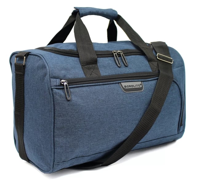 Bolsa de mano de 40 x 20 x 25 cm para debajo del asiento, ideal para Ryanair y Easy Jet. Holdall Carry On 40x 20 x 25cm Bolsa de cabina de viaje debajo del asiento para Ryanair, Easy Jet RYANAIR-FRIENDLY: diseñada específicamente para cumplir con los requisitos de equipaje de mano gratuito de Ryanair, lo que le ayuda a evitar cargos por equipaje adicional. También aprobada para cabina para otras aerolíneas importantes como British Airways, Emirates, Lufthansa, Virgin Atlantic, KLM y más. APROBADO PARA CABINA PARA LA MAYORÍA DE LAS AEROLÍNEAS: aprobado para uso en cabina con las principales aerolíneas, incluidas British Airways, Ryanair, EasyJet, Emirates, Jet2, KLM, Virgin Atlantic y otras. FIJACIÓN SEGURA: la correa trasera se ajusta de forma segura sobre cualquier asa telescópica de maleta. Simplemente suelte la tira de velcro y deslice la correa sobre el asa para un ajuste perfecto. ULTRALIGERA: hecha de material de poliéster ligero, esta bolsa pesa solo 350 g, lo que le permite maximizar su capacidad de empaque. CORREA DE HOMBRO AJUSTABLE: La correa ajustable para el hombro se puede extender hasta 105 cm (41 pulgadas) para un ajuste personalizado. DIMENSIONES: Alto: 20 cm | Ancho: 40 cm | Fondo: 25 cm. Capacidad: 20 litros.