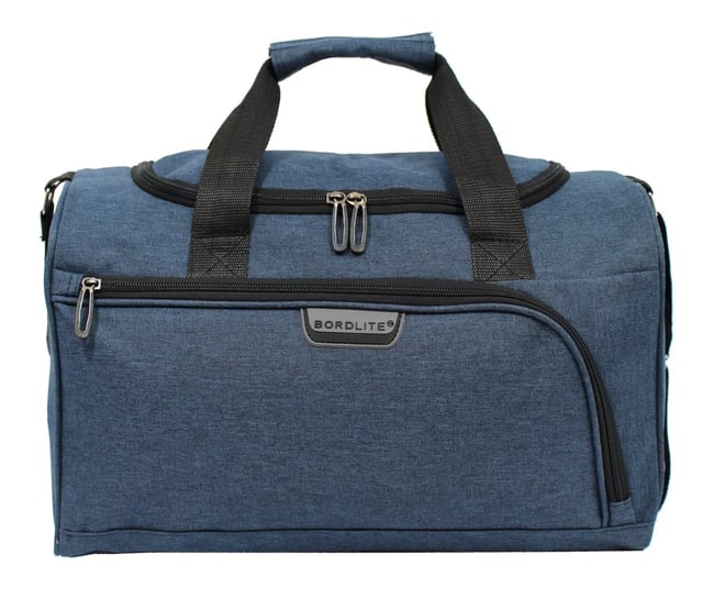 Bolsa de mano de 40 x 20 x 25 cm para debajo del asiento, ideal para Ryanair y Easy Jet. Holdall Carry On 40x 20 x 25cm Bolsa de cabina de viaje debajo del asiento para Ryanair, Easy Jet RYANAIR-FRIENDLY: diseñada específicamente para cumplir con los requisitos de equipaje de mano gratuito de Ryanair, lo que le ayuda a evitar cargos por equipaje adicional. También aprobada para cabina para otras aerolíneas importantes como British Airways, Emirates, Lufthansa, Virgin Atlantic, KLM y más. APROBADO PARA CABINA PARA LA MAYORÍA DE LAS AEROLÍNEAS: aprobado para uso en cabina con las principales aerolíneas, incluidas British Airways, Ryanair, EasyJet, Emirates, Jet2, KLM, Virgin Atlantic y otras. FIJACIÓN SEGURA: la correa trasera se ajusta de forma segura sobre cualquier asa telescópica de maleta. Simplemente suelte la tira de velcro y deslice la correa sobre el asa para un ajuste perfecto. ULTRALIGERA: hecha de material de poliéster ligero, esta bolsa pesa solo 350 g, lo que le permite maximizar su capacidad de empaque. CORREA DE HOMBRO AJUSTABLE: La correa ajustable para el hombro se puede extender hasta 105 cm (41 pulgadas) para un ajuste personalizado. DIMENSIONES: Alto: 20 cm | Ancho: 40 cm | Fondo: 25 cm. Capacidad: 20 litros.