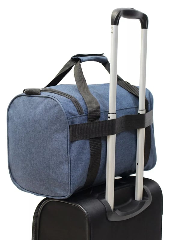 Bolsa de mano de 40 x 20 x 25 cm para debajo del asiento, ideal para Ryanair y Easy Jet. Holdall Carry On 40x 20 x 25cm Bolsa de cabina de viaje debajo del asiento para Ryanair, Easy Jet RYANAIR-FRIENDLY: diseñada específicamente para cumplir con los requisitos de equipaje de mano gratuito de Ryanair, lo que le ayuda a evitar cargos por equipaje adicional. También aprobada para cabina para otras aerolíneas importantes como British Airways, Emirates, Lufthansa, Virgin Atlantic, KLM y más. APROBADO PARA CABINA PARA LA MAYORÍA DE LAS AEROLÍNEAS: aprobado para uso en cabina con las principales aerolíneas, incluidas British Airways, Ryanair, EasyJet, Emirates, Jet2, KLM, Virgin Atlantic y otras. FIJACIÓN SEGURA: la correa trasera se ajusta de forma segura sobre cualquier asa telescópica de maleta. Simplemente suelte la tira de velcro y deslice la correa sobre el asa para un ajuste perfecto. ULTRALIGERA: hecha de material de poliéster ligero, esta bolsa pesa solo 350 g, lo que le permite maximizar su capacidad de empaque. CORREA DE HOMBRO AJUSTABLE: La correa ajustable para el hombro se puede extender hasta 105 cm (41 pulgadas) para un ajuste personalizado. DIMENSIONES: Alto: 20 cm | Ancho: 40 cm | Fondo: 25 cm. Capacidad: 20 litros.