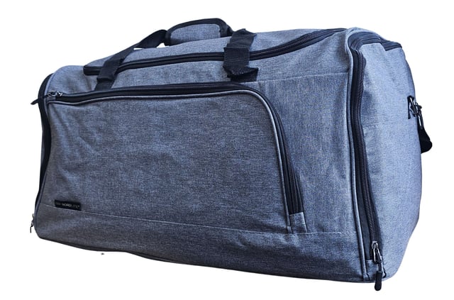 Bolsa de viaje extra grande tipo duffel para fin de semana, bolsa de mano para cabina, bolsa de viaje para deportes y gimnasio Bolsa de viaje grande tipo duffel, bolsa de fin de semana, bolsa de mano para cabina, bolsas de deporte y gimnasio Esta bolsa de viaje es la solución ideal para sortear las restricciones de vuelo. Fabricada con poliéster 600D duradero y con amplio espacio para tus pertenencias, esta bolsa está diseñada para soportar los rigores de los viajes de vacaciones. CONQUISTA LAS RESTRICCIONES DE EMBALAJE DEL AEROPUERTO: diseñada cuidadosamente para cumplir con los requisitos de la mayoría de las aerolíneas principales, lo que garantiza un viaje sin complicaciones. CORREA AJUSTABLE Y DESMONTABLE: perfecta para transportar cargas más pesadas o para la comodidad de tener las manos libres. La cremallera doble de la solapa superior ofrece un acceso rápido y sencillo. La correa se ajusta de 57 a 94 cm. 2 BOLSILLOS EXTERIORES: guarda cómodamente artículos esenciales como pasaportes, carteras, teléfonos o dinero en efectivo en estos bolsillos de fácil acceso. LIGERA Y DURADERA: hecha de poliéster 600D, esta bolsa es ligera y resistente, lo que proporciona mayor seguridad a tus pertenencias. BOLSA DE DEPORTE/GIMNASIO PERFECTA: Versátil para viajar, ideal también como bolsa de gimnasio o deportiva. Con su robusta construcción, amplio interior y bolsillos adicionales, esta bolsa está lista para cualquier aventura. DIMENSIONES Extra Grande: Alto: 37,5 cm | Ancho: 60 cm | Fondo: 30 cm | Capacidad: 61 litros