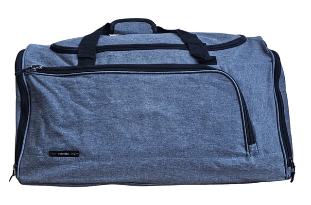 Bolsa de viaje extra grande tipo duffel para fin de semana, bolsa de mano para cabina, bolsa de viaje para deportes y gimnasio Bolsa de viaje grande tipo duffel, bolsa de fin de semana, bolsa de mano para cabina, bolsas de deporte y gimnasio Esta bolsa de viaje es la solución ideal para sortear las restricciones de vuelo. Fabricada con poliéster 600D duradero y con amplio espacio para tus pertenencias, esta bolsa está diseñada para soportar los rigores de los viajes de vacaciones. CONQUISTA LAS RESTRICCIONES DE EMBALAJE DEL AEROPUERTO: diseñada cuidadosamente para cumplir con los requisitos de la mayoría de las aerolíneas principales, lo que garantiza un viaje sin complicaciones. CORREA AJUSTABLE Y DESMONTABLE: perfecta para transportar cargas más pesadas o para la comodidad de tener las manos libres. La cremallera doble de la solapa superior ofrece un acceso rápido y sencillo. La correa se ajusta de 57 a 94 cm. 2 BOLSILLOS EXTERIORES: guarda cómodamente artículos esenciales como pasaportes, carteras, teléfonos o dinero en efectivo en estos bolsillos de fácil acceso. LIGERA Y DURADERA: hecha de poliéster 600D, esta bolsa es ligera y resistente, lo que proporciona mayor seguridad a tus pertenencias. BOLSA DE DEPORTE/GIMNASIO PERFECTA: Versátil para viajar, ideal también como bolsa de gimnasio o deportiva. Con su robusta construcción, amplio interior y bolsillos adicionales, esta bolsa está lista para cualquier aventura. DIMENSIONES Extra Grande: Alto: 37,5 cm | Ancho: 60 cm | Fondo: 30 cm | Capacidad: 61 litros