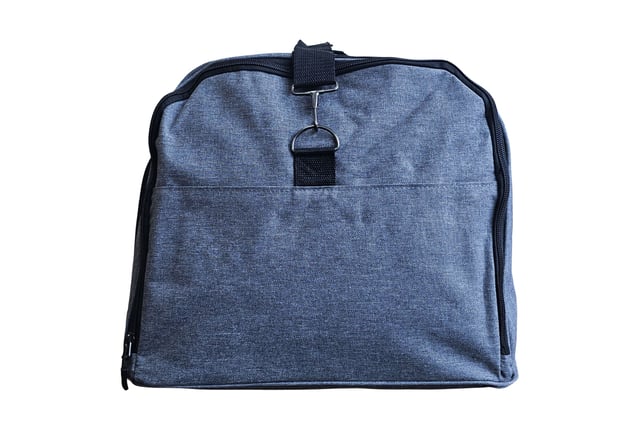 Bolsa de viaje extra grande tipo duffel para fin de semana, bolsa de mano para cabina, bolsa de viaje para deportes y gimnasio Bolsa de viaje grande tipo duffel, bolsa de fin de semana, bolsa de mano para cabina, bolsas de deporte y gimnasio Esta bolsa de viaje es la solución ideal para sortear las restricciones de vuelo. Fabricada con poliéster 600D duradero y con amplio espacio para tus pertenencias, esta bolsa está diseñada para soportar los rigores de los viajes de vacaciones. CONQUISTA LAS RESTRICCIONES DE EMBALAJE DEL AEROPUERTO: diseñada cuidadosamente para cumplir con los requisitos de la mayoría de las aerolíneas principales, lo que garantiza un viaje sin complicaciones. CORREA AJUSTABLE Y DESMONTABLE: perfecta para transportar cargas más pesadas o para la comodidad de tener las manos libres. La cremallera doble de la solapa superior ofrece un acceso rápido y sencillo. La correa se ajusta de 57 a 94 cm. 2 BOLSILLOS EXTERIORES: guarda cómodamente artículos esenciales como pasaportes, carteras, teléfonos o dinero en efectivo en estos bolsillos de fácil acceso. LIGERA Y DURADERA: hecha de poliéster 600D, esta bolsa es ligera y resistente, lo que proporciona mayor seguridad a tus pertenencias. BOLSA DE DEPORTE/GIMNASIO PERFECTA: Versátil para viajar, ideal también como bolsa de gimnasio o deportiva. Con su robusta construcción, amplio interior y bolsillos adicionales, esta bolsa está lista para cualquier aventura. DIMENSIONES Extra Grande: Alto: 37,5 cm | Ancho: 60 cm | Fondo: 30 cm | Capacidad: 61 litros
