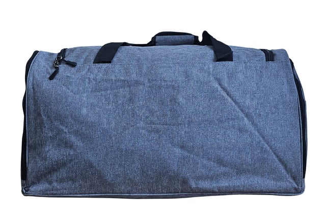 Bolsa de viaje extra grande tipo duffel para fin de semana, bolsa de mano para cabina, bolsa de viaje para deportes y gimnasio Bolsa de viaje grande tipo duffel, bolsa de fin de semana, bolsa de mano para cabina, bolsas de deporte y gimnasio Esta bolsa de viaje es la solución ideal para sortear las restricciones de vuelo. Fabricada con poliéster 600D duradero y con amplio espacio para tus pertenencias, esta bolsa está diseñada para soportar los rigores de los viajes de vacaciones. CONQUISTA LAS RESTRICCIONES DE EMBALAJE DEL AEROPUERTO: diseñada cuidadosamente para cumplir con los requisitos de la mayoría de las aerolíneas principales, lo que garantiza un viaje sin complicaciones. CORREA AJUSTABLE Y DESMONTABLE: perfecta para transportar cargas más pesadas o para la comodidad de tener las manos libres. La cremallera doble de la solapa superior ofrece un acceso rápido y sencillo. La correa se ajusta de 57 a 94 cm. 2 BOLSILLOS EXTERIORES: guarda cómodamente artículos esenciales como pasaportes, carteras, teléfonos o dinero en efectivo en estos bolsillos de fácil acceso. LIGERA Y DURADERA: hecha de poliéster 600D, esta bolsa es ligera y resistente, lo que proporciona mayor seguridad a tus pertenencias. BOLSA DE DEPORTE/GIMNASIO PERFECTA: Versátil para viajar, ideal también como bolsa de gimnasio o deportiva. Con su robusta construcción, amplio interior y bolsillos adicionales, esta bolsa está lista para cualquier aventura. DIMENSIONES Extra Grande: Alto: 37,5 cm | Ancho: 60 cm | Fondo: 30 cm | Capacidad: 61 litros