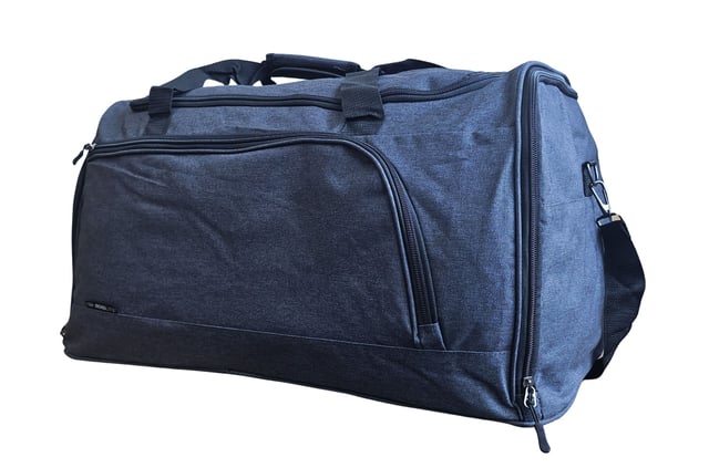 Bolsa de viaje extra grande tipo duffel para fin de semana, bolsa de mano para cabina, bolsa de viaje para deportes y gimnasio Bolsa de viaje grande tipo duffel, bolsa de fin de semana, bolsa de mano para cabina, bolsas de deporte y gimnasio Esta bolsa de viaje es la solución ideal para sortear las restricciones de vuelo. Fabricada con poliéster 600D duradero y con amplio espacio para tus pertenencias, esta bolsa está diseñada para soportar los rigores de los viajes de vacaciones. CONQUISTA LAS RESTRICCIONES DE EMBALAJE DEL AEROPUERTO: diseñada cuidadosamente para cumplir con los requisitos de la mayoría de las aerolíneas principales, lo que garantiza un viaje sin complicaciones. CORREA AJUSTABLE Y DESMONTABLE: perfecta para transportar cargas más pesadas o para la comodidad de tener las manos libres. La cremallera doble de la solapa superior ofrece un acceso rápido y sencillo. La correa se ajusta de 57 a 94 cm. 2 BOLSILLOS EXTERIORES: guarda cómodamente artículos esenciales como pasaportes, carteras, teléfonos o dinero en efectivo en estos bolsillos de fácil acceso. LIGERA Y DURADERA: hecha de poliéster 600D, esta bolsa es ligera y resistente, lo que proporciona mayor seguridad a tus pertenencias. BOLSA DE DEPORTE/GIMNASIO PERFECTA: Versátil para viajar, ideal también como bolsa de gimnasio o deportiva. Con su robusta construcción, amplio interior y bolsillos adicionales, esta bolsa está lista para cualquier aventura. DIMENSIONES Extra Grande: Alto: 37,5 cm | Ancho: 60 cm | Fondo: 30 cm | Capacidad: 61 litros
