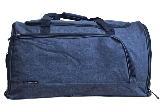 Bolsa de viaje extra grande tipo duffel para fin de semana, bolsa de mano para cabina, bolsa de viaje para deportes y gimnasio Bolsa de viaje grande tipo duffel, bolsa de fin de semana, bolsa de mano para cabina, bolsas de deporte y gimnasio Esta bolsa de viaje es la solución ideal para sortear las restricciones de vuelo. Fabricada con poliéster 600D duradero y con amplio espacio para tus pertenencias, esta bolsa está diseñada para soportar los rigores de los viajes de vacaciones. CONQUISTA LAS RESTRICCIONES DE EMBALAJE DEL AEROPUERTO: diseñada cuidadosamente para cumplir con los requisitos de la mayoría de las aerolíneas principales, lo que garantiza un viaje sin complicaciones. CORREA AJUSTABLE Y DESMONTABLE: perfecta para transportar cargas más pesadas o para la comodidad de tener las manos libres. La cremallera doble de la solapa superior ofrece un acceso rápido y sencillo. La correa se ajusta de 57 a 94 cm. 2 BOLSILLOS EXTERIORES: guarda cómodamente artículos esenciales como pasaportes, carteras, teléfonos o dinero en efectivo en estos bolsillos de fácil acceso. LIGERA Y DURADERA: hecha de poliéster 600D, esta bolsa es ligera y resistente, lo que proporciona mayor seguridad a tus pertenencias. BOLSA DE DEPORTE/GIMNASIO PERFECTA: Versátil para viajar, ideal también como bolsa de gimnasio o deportiva. Con su robusta construcción, amplio interior y bolsillos adicionales, esta bolsa está lista para cualquier aventura. DIMENSIONES Extra Grande: Alto: 37,5 cm | Ancho: 60 cm | Fondo: 30 cm | Capacidad: 61 litros