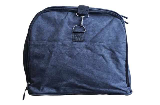 Bolsa de viaje extra grande tipo duffel para fin de semana, bolsa de mano para cabina, bolsa de viaje para deportes y gimnasio Bolsa de viaje grande tipo duffel, bolsa de fin de semana, bolsa de mano para cabina, bolsas de deporte y gimnasio Esta bolsa de viaje es la solución ideal para sortear las restricciones de vuelo. Fabricada con poliéster 600D duradero y con amplio espacio para tus pertenencias, esta bolsa está diseñada para soportar los rigores de los viajes de vacaciones. CONQUISTA LAS RESTRICCIONES DE EMBALAJE DEL AEROPUERTO: diseñada cuidadosamente para cumplir con los requisitos de la mayoría de las aerolíneas principales, lo que garantiza un viaje sin complicaciones. CORREA AJUSTABLE Y DESMONTABLE: perfecta para transportar cargas más pesadas o para la comodidad de tener las manos libres. La cremallera doble de la solapa superior ofrece un acceso rápido y sencillo. La correa se ajusta de 57 a 94 cm. 2 BOLSILLOS EXTERIORES: guarda cómodamente artículos esenciales como pasaportes, carteras, teléfonos o dinero en efectivo en estos bolsillos de fácil acceso. LIGERA Y DURADERA: hecha de poliéster 600D, esta bolsa es ligera y resistente, lo que proporciona mayor seguridad a tus pertenencias. BOLSA DE DEPORTE/GIMNASIO PERFECTA: Versátil para viajar, ideal también como bolsa de gimnasio o deportiva. Con su robusta construcción, amplio interior y bolsillos adicionales, esta bolsa está lista para cualquier aventura. DIMENSIONES Extra Grande: Alto: 37,5 cm | Ancho: 60 cm | Fondo: 30 cm | Capacidad: 61 litros