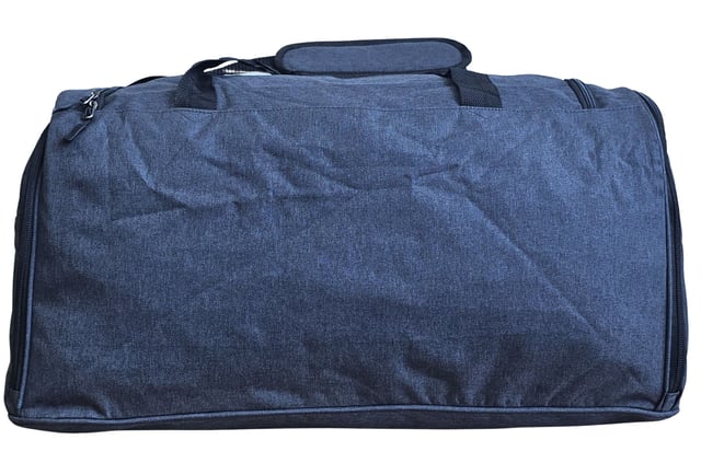 Bolsa de viaje extra grande tipo duffel para fin de semana, bolsa de mano para cabina, bolsa de viaje para deportes y gimnasio Bolsa de viaje grande tipo duffel, bolsa de fin de semana, bolsa de mano para cabina, bolsas de deporte y gimnasio Esta bolsa de viaje es la solución ideal para sortear las restricciones de vuelo. Fabricada con poliéster 600D duradero y con amplio espacio para tus pertenencias, esta bolsa está diseñada para soportar los rigores de los viajes de vacaciones. CONQUISTA LAS RESTRICCIONES DE EMBALAJE DEL AEROPUERTO: diseñada cuidadosamente para cumplir con los requisitos de la mayoría de las aerolíneas principales, lo que garantiza un viaje sin complicaciones. CORREA AJUSTABLE Y DESMONTABLE: perfecta para transportar cargas más pesadas o para la comodidad de tener las manos libres. La cremallera doble de la solapa superior ofrece un acceso rápido y sencillo. La correa se ajusta de 57 a 94 cm. 2 BOLSILLOS EXTERIORES: guarda cómodamente artículos esenciales como pasaportes, carteras, teléfonos o dinero en efectivo en estos bolsillos de fácil acceso. LIGERA Y DURADERA: hecha de poliéster 600D, esta bolsa es ligera y resistente, lo que proporciona mayor seguridad a tus pertenencias. BOLSA DE DEPORTE/GIMNASIO PERFECTA: Versátil para viajar, ideal también como bolsa de gimnasio o deportiva. Con su robusta construcción, amplio interior y bolsillos adicionales, esta bolsa está lista para cualquier aventura. DIMENSIONES Extra Grande: Alto: 37,5 cm | Ancho: 60 cm | Fondo: 30 cm | Capacidad: 61 litros