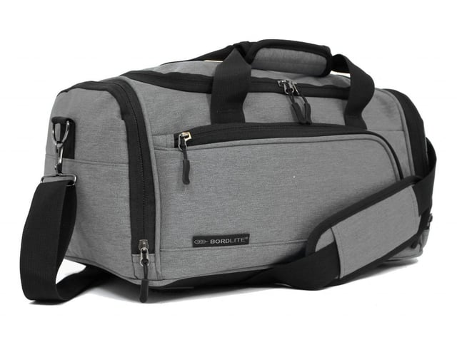 Bolsa de viaje Holdall Carry On 40x 20 x 25 cm debajo del asiento para Ryanair, Easy Jet COMPATIBLE CON RYANAIR: diseñada específicamente para cumplir con los requisitos de equipaje de mano gratuito de Ryanair, lo que le ayuda a evitar cargos por equipaje adicional. También aprobada para cabina por otras aerolíneas importantes como British Airways, Emirates, Lufthansa, Virgin Atlantic, KLM y más. APROBADO PARA CABINA PARA LA MAYORÍA DE LAS AEROLÍNEAS: aprobado para uso en cabina con las principales aerolíneas, incluidas British Airways, Ryanair, EasyJet, Emirates, Jet2, KLM, Virgin Atlantic y otras. FIJACIÓN SEGURA: la correa trasera se ajusta de forma segura sobre cualquier asa telescópica de maleta. Simplemente suelte la tira de velcro y deslice la correa sobre el asa para un ajuste perfecto. ULTRALIGERA: hecha de material de poliéster ligero, esta bolsa pesa solo 350 g, lo que le permite maximizar su capacidad de empaque. CORREA DE HOMBRO AJUSTABLE: La correa ajustable para el hombro se puede extender hasta 105 cm (41 pulgadas) para un ajuste personalizado. DIMENSIONES: Alto: 20 cm | Ancho: 40 cm | Fondo: 25 cm. Capacidad: 20 litros.