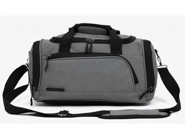 Bolsa de viaje Holdall Carry On 40x 20 x 25 cm debajo del asiento para Ryanair, Easy Jet COMPATIBLE CON RYANAIR: diseñada específicamente para cumplir con los requisitos de equipaje de mano gratuito de Ryanair, lo que le ayuda a evitar cargos por equipaje adicional. También aprobada para cabina por otras aerolíneas importantes como British Airways, Emirates, Lufthansa, Virgin Atlantic, KLM y más. APROBADO PARA CABINA PARA LA MAYORÍA DE LAS AEROLÍNEAS: aprobado para uso en cabina con las principales aerolíneas, incluidas British Airways, Ryanair, EasyJet, Emirates, Jet2, KLM, Virgin Atlantic y otras. FIJACIÓN SEGURA: la correa trasera se ajusta de forma segura sobre cualquier asa telescópica de maleta. Simplemente suelte la tira de velcro y deslice la correa sobre el asa para un ajuste perfecto. ULTRALIGERA: hecha de material de poliéster ligero, esta bolsa pesa solo 350 g, lo que le permite maximizar su capacidad de empaque. CORREA DE HOMBRO AJUSTABLE: La correa ajustable para el hombro se puede extender hasta 105 cm (41 pulgadas) para un ajuste personalizado. DIMENSIONES: Alto: 20 cm | Ancho: 40 cm | Fondo: 25 cm. Capacidad: 20 litros.