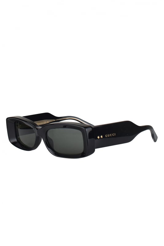 Gafas de sol Gucci negras.Montura rectangular opaca de acetato en relieve.Logotipo dorado en la parte visible de las patillas.Lentes tintadas en gris pizarra.Logotipo grabado en la lente.Made in Italy.