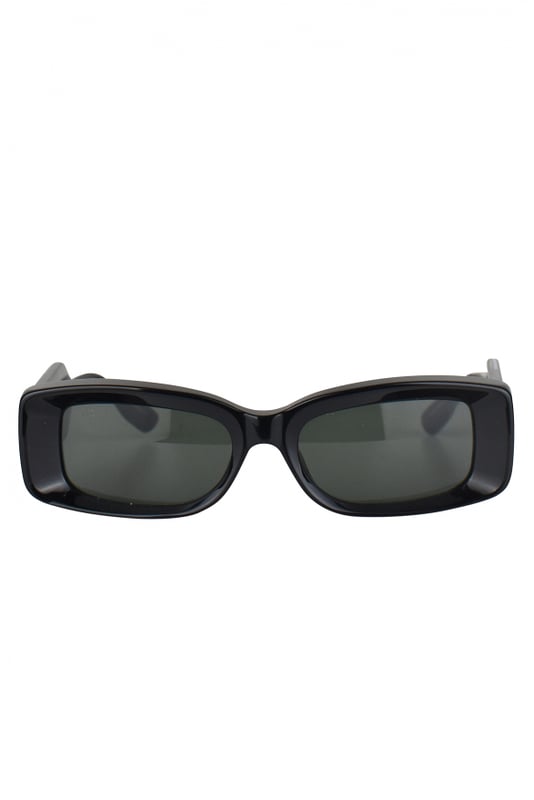 Gafas de sol Gucci negras.Montura rectangular opaca de acetato en relieve.Logotipo dorado en la parte visible de las patillas.Lentes tintadas en gris pizarra.Logotipo grabado en la lente.Made in Italy.