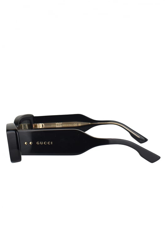 Gafas de sol Gucci negras.Montura rectangular opaca de acetato en relieve.Logotipo dorado en la parte visible de las patillas.Lentes tintadas en gris pizarra.Logotipo grabado en la lente.Made in Italy.