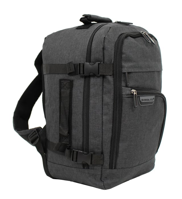 Mochila de cabina de 40 x 20 x 25 cm para Easy Jet y Ryanair. Mochila Mochila 40x20x25 cm Bolsa de viaje debajo del asiento para Easy Jet, Ryanair · CUMPLE CON RYANAIR Y LISTO PARA CABINA: Diseñado para adaptarse a los requisitos de equipaje de mano gratuito de Ryanair, lo que le permite evitar cargos adicionales. También está aprobado para su uso en cabina en otras aerolíneas importantes, incluidas British Airways, Emirates, Lufthansa, Virgin Atlantic, KLM y más. · APROBADO PARA LA MAYORÍA DE LAS PRINCIPALES AEROLÍNEAS: Compatible con las pautas de equipaje de mano para las principales aerolíneas como Ryanair, British Airways, EasyJet y otras, esta bolsa le ayuda a ahorrar dinero y reduce el estrés del viaje para una experiencia más fluida en el aeropuerto. · CALIDAD Y DURABILIDAD SUPERIORES: Fabricado con materiales de primera calidad, este bolso está diseñado para ser duradero, ofreciendo resistencia y confiabilidad de larga duración, lo que lo hace perfecto para viajes, uso en el gimnasio o actividades diarias. OPCIONES DE ALMACENAMIENTO VERSÁTILES: Con un espacioso compartimento principal, un bolsillo doble frontal y cinco bolsillos más pequeños, este bolso ofrece amplio espacio para guardar objetos esenciales como el teléfono, la cartera, las gafas y los libros, manteniéndolos organizados y fácilmente accesibles. DISEÑO CÓMODO Y FUNCIONAL: Diseñado con correas de hombro acolchadas y un práctico asa superior, este bolso garantiza comodidad sin sacrificar la funcionalidad, lo que lo convierte en el compañero ideal para cualquier viaje. ESPECIFICACIONES: Dimensiones: 40 x 25 x 20 cm | Peso: 480 g | Capacidad: 20 L