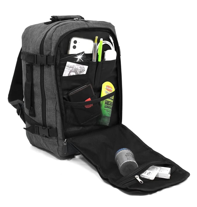 Mochila de cabina de 40 x 20 x 25 cm para Easy Jet y Ryanair. Mochila Mochila 40x20x25 cm Bolsa de viaje debajo del asiento para Easy Jet, Ryanair · CUMPLE CON RYANAIR Y LISTO PARA CABINA: Diseñado para adaptarse a los requisitos de equipaje de mano gratuito de Ryanair, lo que le permite evitar cargos adicionales. También está aprobado para su uso en cabina en otras aerolíneas importantes, incluidas British Airways, Emirates, Lufthansa, Virgin Atlantic, KLM y más. · APROBADO PARA LA MAYORÍA DE LAS PRINCIPALES AEROLÍNEAS: Compatible con las pautas de equipaje de mano para las principales aerolíneas como Ryanair, British Airways, EasyJet y otras, esta bolsa le ayuda a ahorrar dinero y reduce el estrés del viaje para una experiencia más fluida en el aeropuerto. · CALIDAD Y DURABILIDAD SUPERIORES: Fabricado con materiales de primera calidad, este bolso está diseñado para ser duradero, ofreciendo resistencia y confiabilidad de larga duración, lo que lo hace perfecto para viajes, uso en el gimnasio o actividades diarias. OPCIONES DE ALMACENAMIENTO VERSÁTILES: Con un espacioso compartimento principal, un bolsillo doble frontal y cinco bolsillos más pequeños, este bolso ofrece amplio espacio para guardar objetos esenciales como el teléfono, la cartera, las gafas y los libros, manteniéndolos organizados y fácilmente accesibles. DISEÑO CÓMODO Y FUNCIONAL: Diseñado con correas de hombro acolchadas y un práctico asa superior, este bolso garantiza comodidad sin sacrificar la funcionalidad, lo que lo convierte en el compañero ideal para cualquier viaje. ESPECIFICACIONES: Dimensiones: 40 x 25 x 20 cm | Peso: 480 g | Capacidad: 20 L
