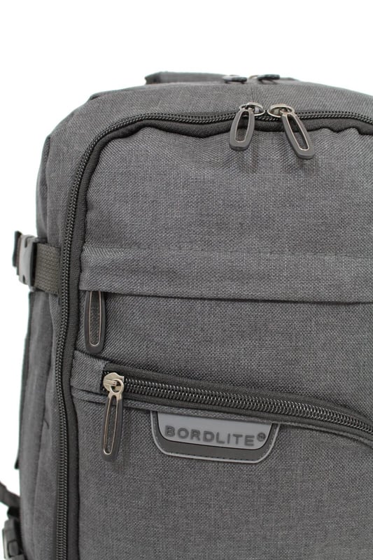 Mochila de cabina de 40 x 20 x 25 cm para Easy Jet y Ryanair. Mochila Mochila 40x20x25 cm Bolsa de viaje debajo del asiento para Easy Jet, Ryanair · CUMPLE CON RYANAIR Y LISTO PARA CABINA: Diseñado para adaptarse a los requisitos de equipaje de mano gratuito de Ryanair, lo que le permite evitar cargos adicionales. También está aprobado para su uso en cabina en otras aerolíneas importantes, incluidas British Airways, Emirates, Lufthansa, Virgin Atlantic, KLM y más. · APROBADO PARA LA MAYORÍA DE LAS PRINCIPALES AEROLÍNEAS: Compatible con las pautas de equipaje de mano para las principales aerolíneas como Ryanair, British Airways, EasyJet y otras, esta bolsa le ayuda a ahorrar dinero y reduce el estrés del viaje para una experiencia más fluida en el aeropuerto. · CALIDAD Y DURABILIDAD SUPERIORES: Fabricado con materiales de primera calidad, este bolso está diseñado para ser duradero, ofreciendo resistencia y confiabilidad de larga duración, lo que lo hace perfecto para viajes, uso en el gimnasio o actividades diarias. OPCIONES DE ALMACENAMIENTO VERSÁTILES: Con un espacioso compartimento principal, un bolsillo doble frontal y cinco bolsillos más pequeños, este bolso ofrece amplio espacio para guardar objetos esenciales como el teléfono, la cartera, las gafas y los libros, manteniéndolos organizados y fácilmente accesibles. DISEÑO CÓMODO Y FUNCIONAL: Diseñado con correas de hombro acolchadas y un práctico asa superior, este bolso garantiza comodidad sin sacrificar la funcionalidad, lo que lo convierte en el compañero ideal para cualquier viaje. ESPECIFICACIONES: Dimensiones: 40 x 25 x 20 cm | Peso: 480 g | Capacidad: 20 L
