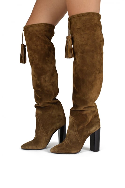 Botas Meurice Saint Laurent en ante camel.Cordones y pompones con flecos decorativos.Use liso o arrugado.Altura del tacón 10,5 cm.Suela de cuero.Made in Italy.