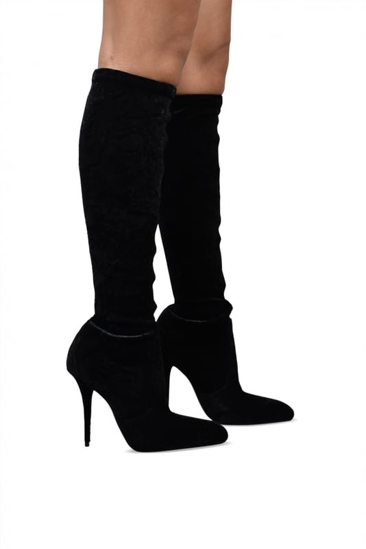 Botas Saint Laurent Talia de terciopelo negro.Punta redonda.Tacón de aguja de 11 cm.Suela de cuero.Made in Italy.