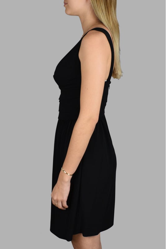 Vestido negro de tirantes Balenciaga.Cinturón de volantes en la cintura.Cierre de cremallera en la espalda.Made in France.