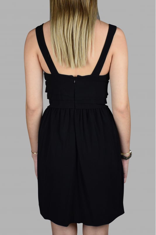 Vestido negro de tirantes Balenciaga.Cinturón de volantes en la cintura.Cierre de cremallera en la espalda.Made in France.