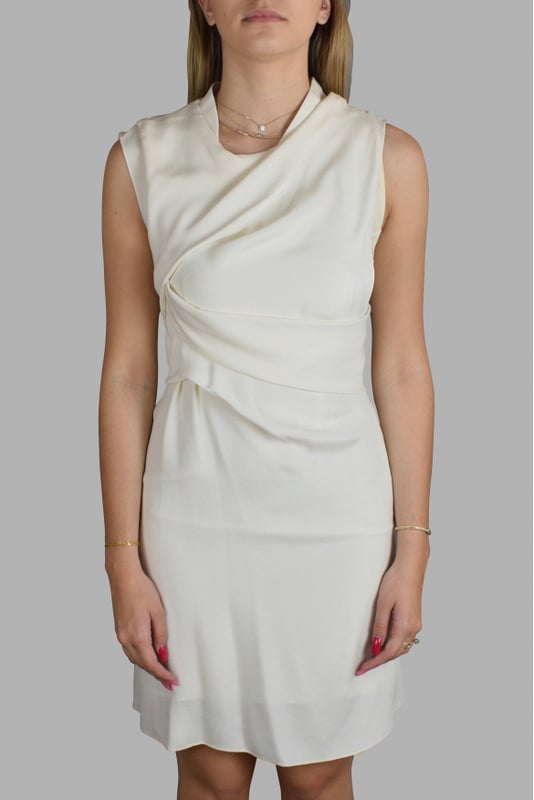 Vestido blanco de Prada.Patrones de corazones rojos.Cierre con cremallera en el lateral.98% viscosa y 2% otras fibras.Made in italy.