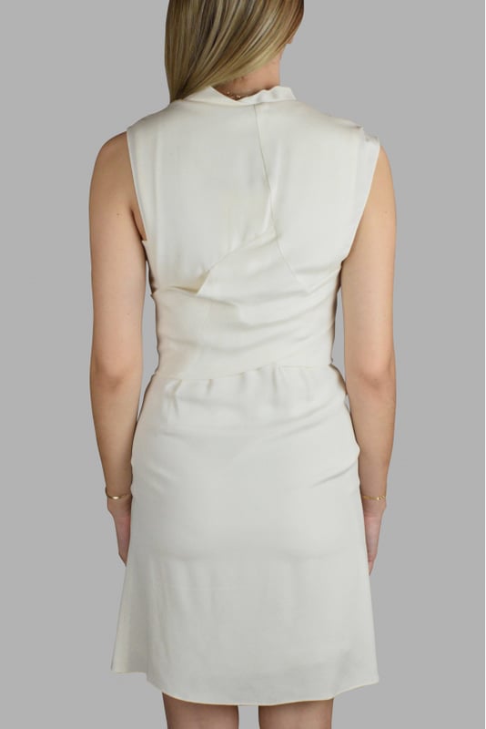 Vestido blanco de Prada.Patrones de corazones rojos.Cierre con cremallera en el lateral.98% viscosa y 2% otras fibras.Made in italy.