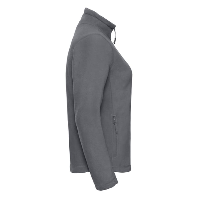 100% Polyester. Gewebe: Anti-Pilling, Fleece. Design: Unifarben. GSM (Gramm pro Quadratmeter): 320. Durchgehender Reißverschluss. Verkleidet, Ungefüttert. Passform: Geformt. Taschenart: Zwei Seitentaschen, Reißverschluss, Umgekehrter Reißverschluss, Mit Mesh gefüttert. Nachhaltigkeit: Amfori-Freigabe, Better Cotton Initiative, BSCI, Verein für faire Arbeit, Oeko-Tex Standard 100 zertifiziert. Saum: Expander-Kordel. Hochgeschnittener Kragen. Bündchen: Gesäumt. Langärmlig. XS: 81,28 cm. S: 86,36 cm. M: 90,17 cm. L: 96,52 cm. XL: 102 cm.
