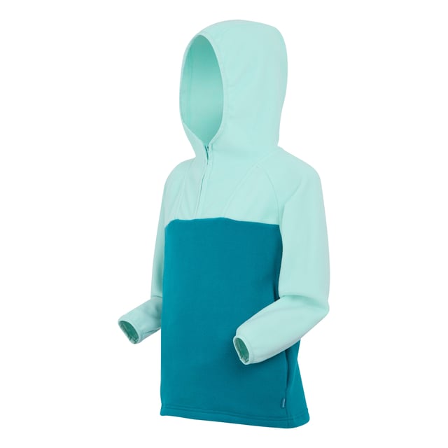 Gewebetechnik: langlebig, Leicht. Materialzusammensetzung (%): 100% Recyceltes Polyester. Gewebe: Micro-Vlies. Design: Logo. GSM (Gramm pro Quadratmeter): 210. Zum Überziehen, mit kurzem Reißverschluss. Griffplatte mit Warenzeichen. Taschenart: Zwei Taschen unten. Kapuzenmerkmale: angenähte Kapuze, Mit Stretch. Mit Kapuze. Langärmlig. Bündchen: Mit Stretch.