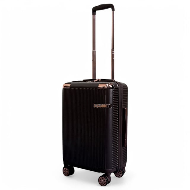 Viaje con confianza con esta maleta rígida, ligera y segura. Fabricada con policarbonato duradero, ofrece una resistencia superior a los impactos y cuenta con cerraduras TSA para mayor seguridad, ruedas giratorias de 8 ruedas para un movimiento sin esfuerzo y capacidad expandible para una mayor flexibilidad de empaque. Características: Carcasa de policarbonato duradero: Fabricada con policarbonato de alta calidad, esta carcasa proporciona una resistencia excepcional a los impactos sin dejar de ser ligera, lo que garantiza que sus pertenencias estén bien protegidas durante todo su viaje. Cerradura de combinación TSA: La cerradura de combinación integrada aprobada por la TSA ofrece mayor seguridad, permitiendo que la seguridad del aeropuerto inspeccione su equipaje sin dañarlo, lo que le proporciona tranquilidad durante el viaje. Sistema giratorio de 360° de 8 ruedas: Equipado con ocho ruedas giratorias de suave rodamiento, este conjunto permite una maniobrabilidad de 360 ​​grados sin esfuerzo, lo que hace que navegar por aeropuertos y estaciones de tren concurridos sea muy fácil. Diseño expandible: Cada maleta cuenta con una cremallera expandible, que proporciona capacidad de empaque adicional cuando se necesita, ideal para traer recuerdos o acomodar artículos adicionales. Asa telescópica ergonómica: El asa telescópica ajustable garantiza un manejo cómodo y suave, adaptándose a su altura preferida para facilitar su desplazamiento. Especificaciones: Cabina: 55 x 36 x 22 cm, 2,6 kg, 39 L. Viaje de forma inteligente y segura con esta maleta confiable, diseñada para viajeros modernos que buscan durabilidad y comodidad.