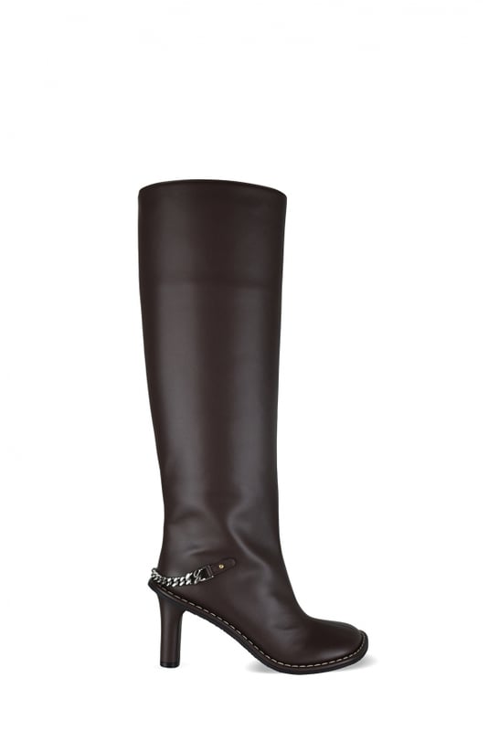 Botas de tacón Stella McCartney Ryder marrones.Fabricadas en piel vegana.Detalle de cadena plateada en el talón.Cierre de cremallera en el interior.Puntera cerrada, redondeada y angulosa.Tacón grueso de 8,5 cm.Made in Italy.