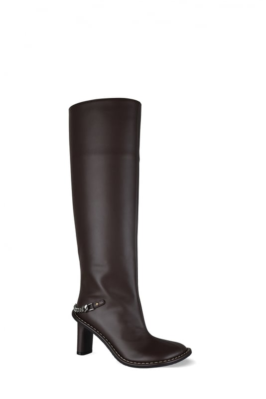 Botas de tacón Stella McCartney Ryder marrones.Fabricadas en piel vegana.Detalle de cadena plateada en el talón.Cierre de cremallera en el interior.Puntera cerrada, redondeada y angulosa.Tacón grueso de 8,5 cm.Made in Italy.