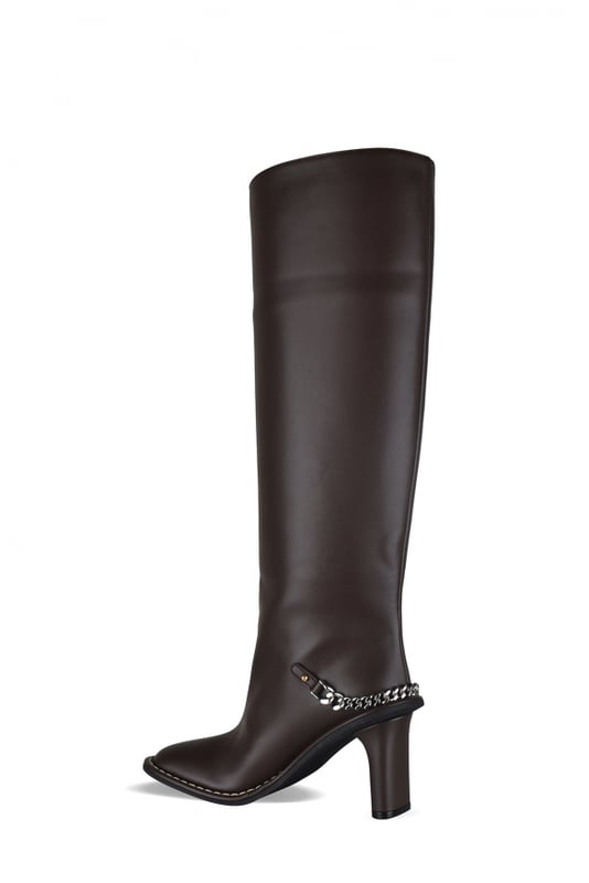 Botas de tacón Stella McCartney Ryder marrones.Fabricadas en piel vegana.Detalle de cadena plateada en el talón.Cierre de cremallera en el interior.Puntera cerrada, redondeada y angulosa.Tacón grueso de 8,5 cm.Made in Italy.