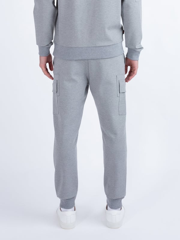 LUKE Mainline is all about creating well-crafted, premium wardrobe essentials and these joggers are a case in point. They feature a comfy drawcord waist, essential side zip pockets, a patch pocket on each leg and soft rib cuffs. They are detailed with dark pewter gloss trims and are complete with brands iconic raised metal lion felt badge on the left leg.