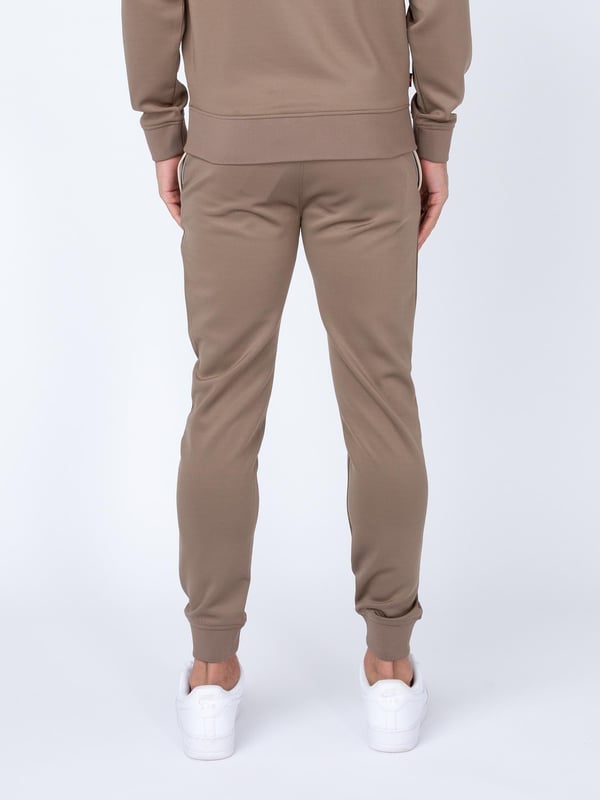 When it comes to sportswear staples, LUKE have you covered with these classic joggers. Crafted from a stretchy tricot with a comfy drawcord waistband, theyre ideal for everyday wear. They are detailed with contrast side welt pockets and are complete with the brands iconic lion head embroidery on the left leg.