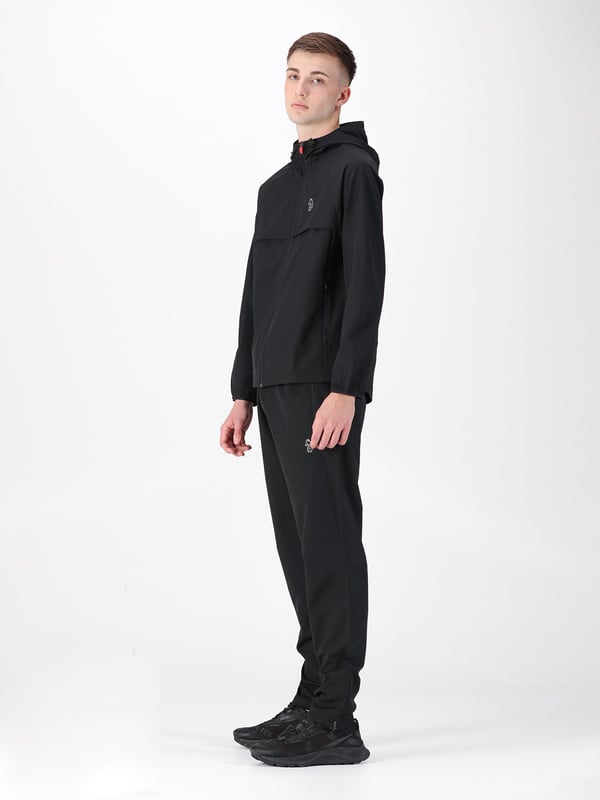 LUKE introduces this technical zip-through jacket and trouser set made using innovative fabrics. It is cut from a unique moisture wicking fabric that draws the moisture away from the body, so you stay cool and dry. This set is perfect for days at the gym or for training sessions.