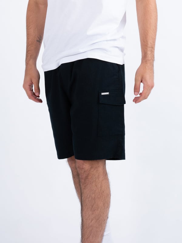 These lightweight cargo style shorts from LUKE are perfect to wear in the city during the warmer months, crafted from a soft linen they feature spacious utility leg pockets, handy side pockets and a comfy drawcord waist for a customised fit. The look is then signed off with the brands iconic LUKE 1977 sew-on metal bar in dark pewter gloss.