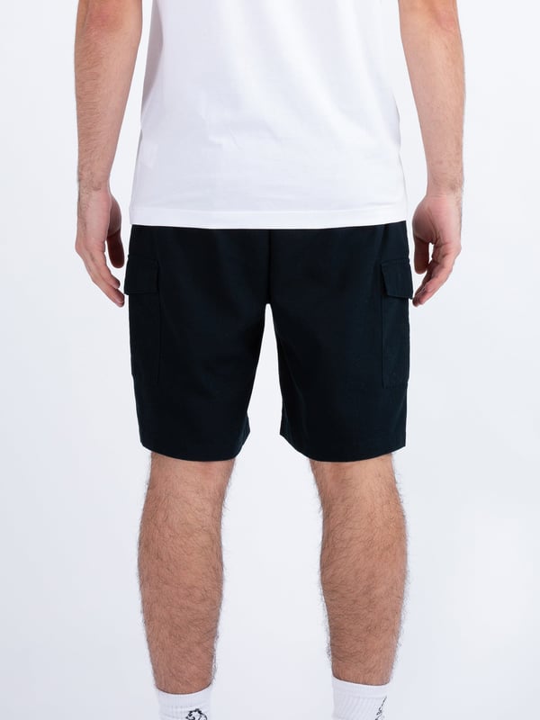 These lightweight cargo style shorts from LUKE are perfect to wear in the city during the warmer months, crafted from a soft linen they feature spacious utility leg pockets, handy side pockets and a comfy drawcord waist for a customised fit. The look is then signed off with the brands iconic LUKE 1977 sew-on metal bar in dark pewter gloss.