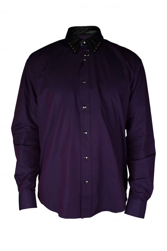 Camisa regular fit con tachuelas de cuero púrpura de Roberto Cavalli.Cuello clásico de punta en contraste con tachuelas metálicas plateadas.Llavero de metal plateado en el cuello.Mangas largas con puños abotonados.Parche con el logotipo en el cuello.Un fondo sudoroso.Tira de botones en la parte delantera.73% lana y 27% mohair.Made in Italy.